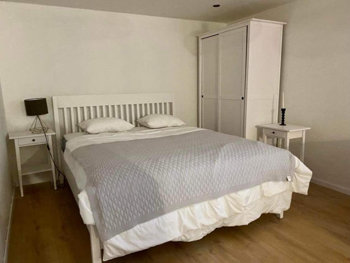Brick Apartment Жилина Екстериор снимка